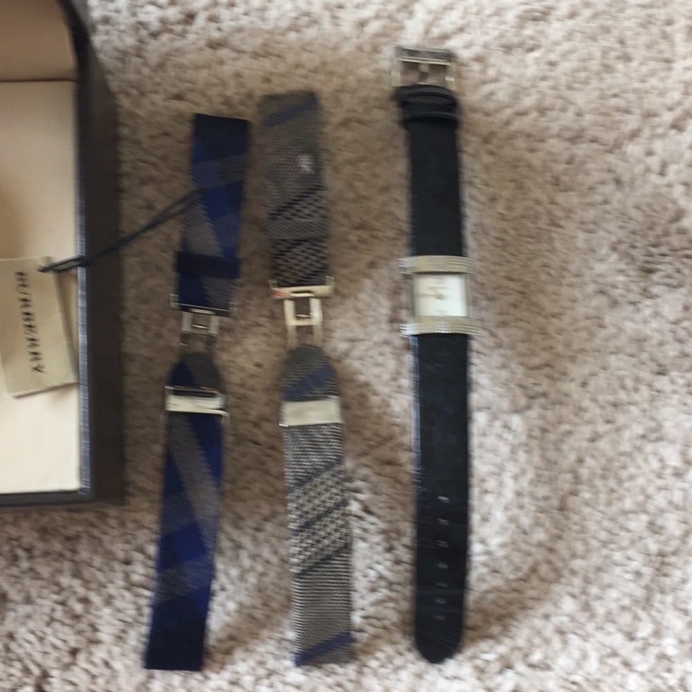 Burberry Women’s 3 bands watch AUTHENTIC - Picture 6 of 8
